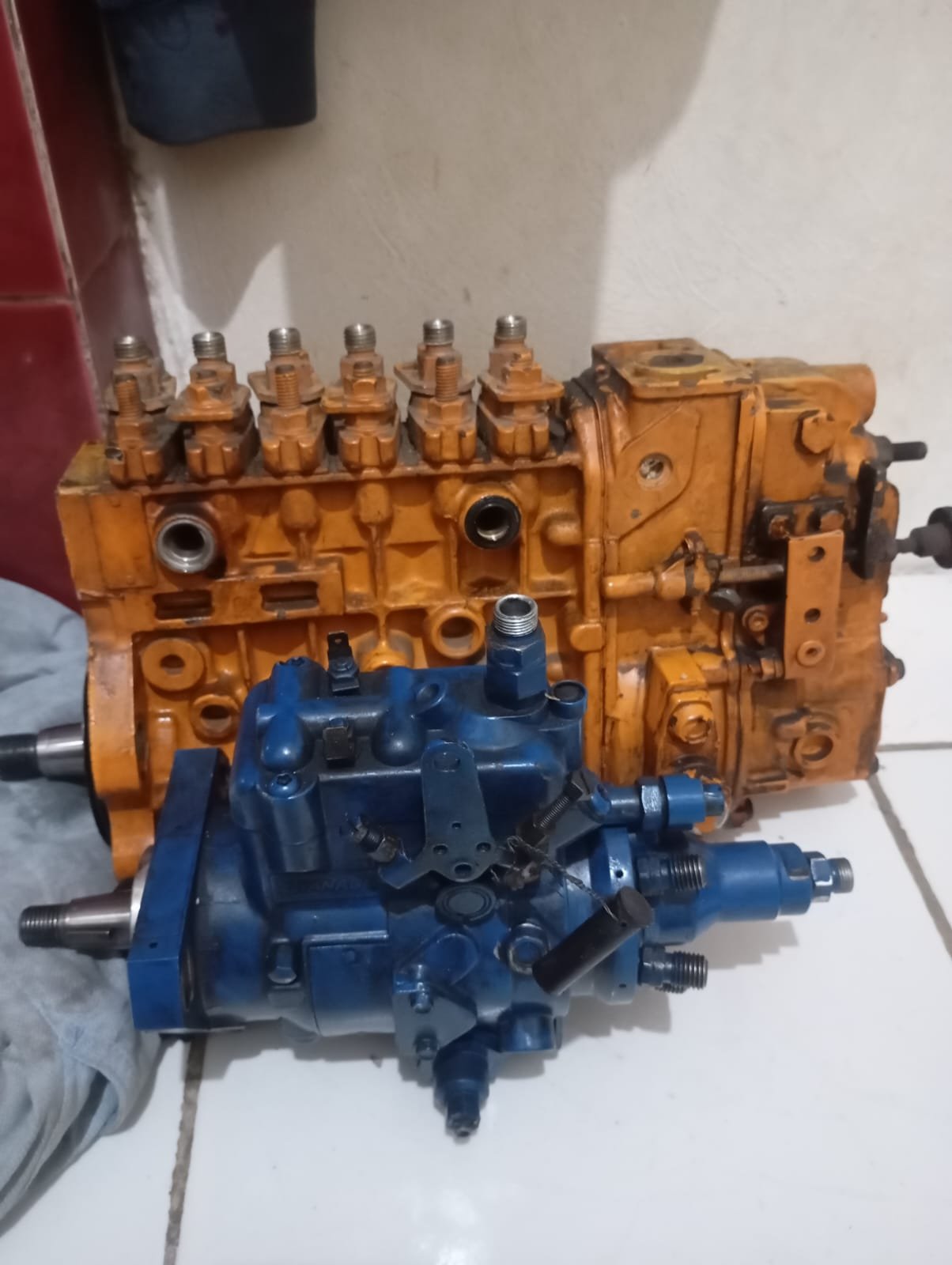 Teknisi PT Bintang Jaya Diesel Melakukan Service Sistem Bahan Bakar