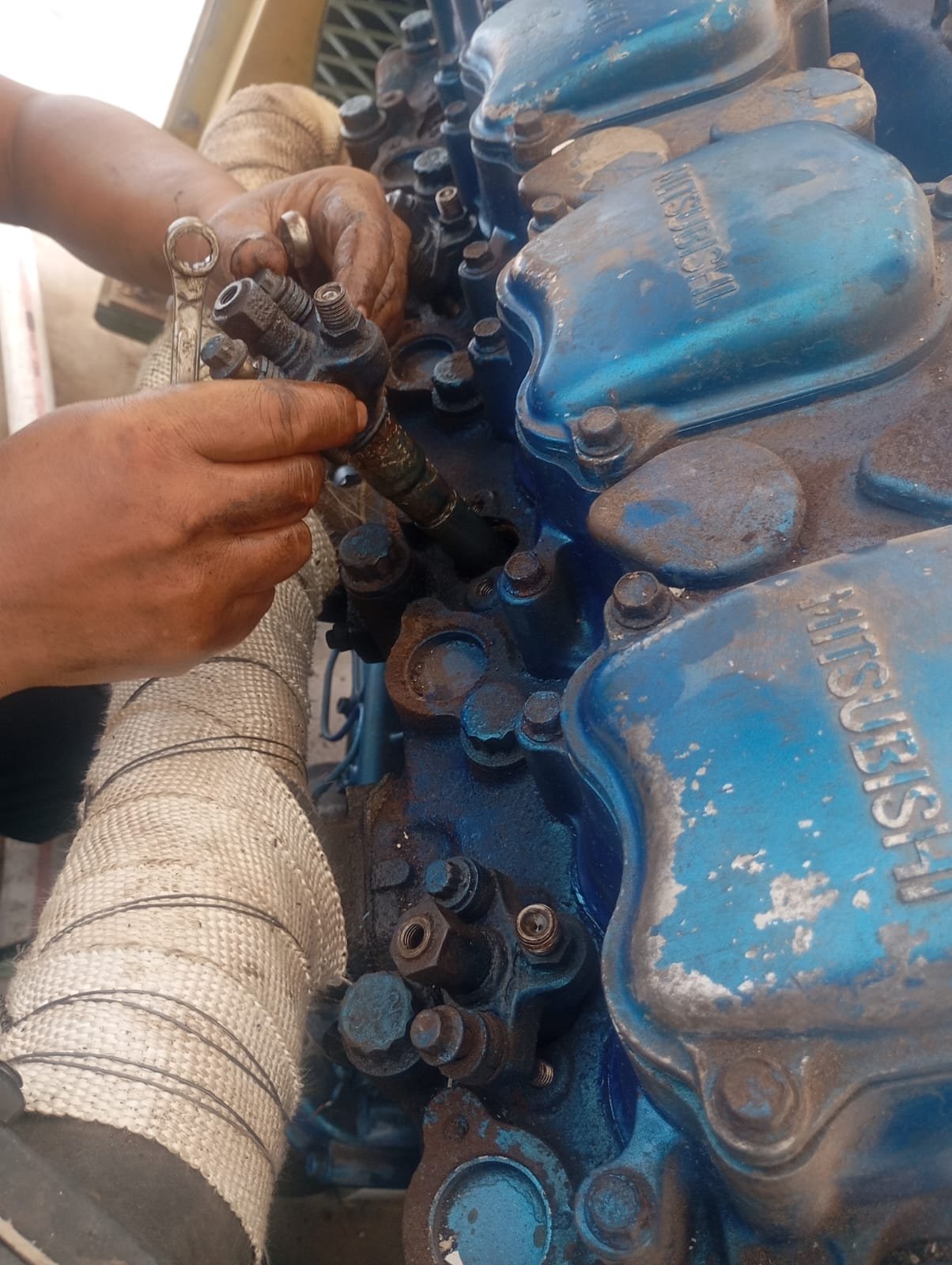 Pencabutan dan Inspeksi Injektor Genset Mitsubishi
